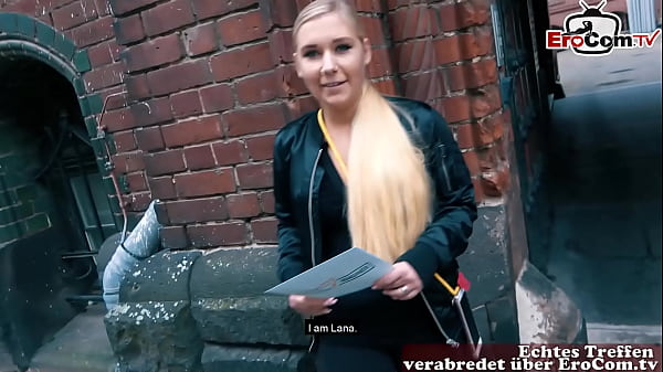 Deutsche Milf mit dicken Titten schleppt eine Teen zum Lesbensex ab