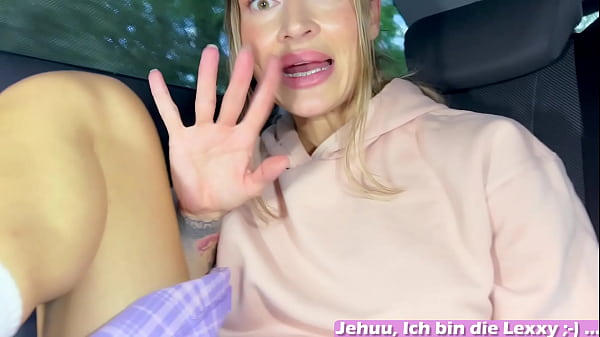 Deutsche Schlampe masturbiert öffentlich im taxi